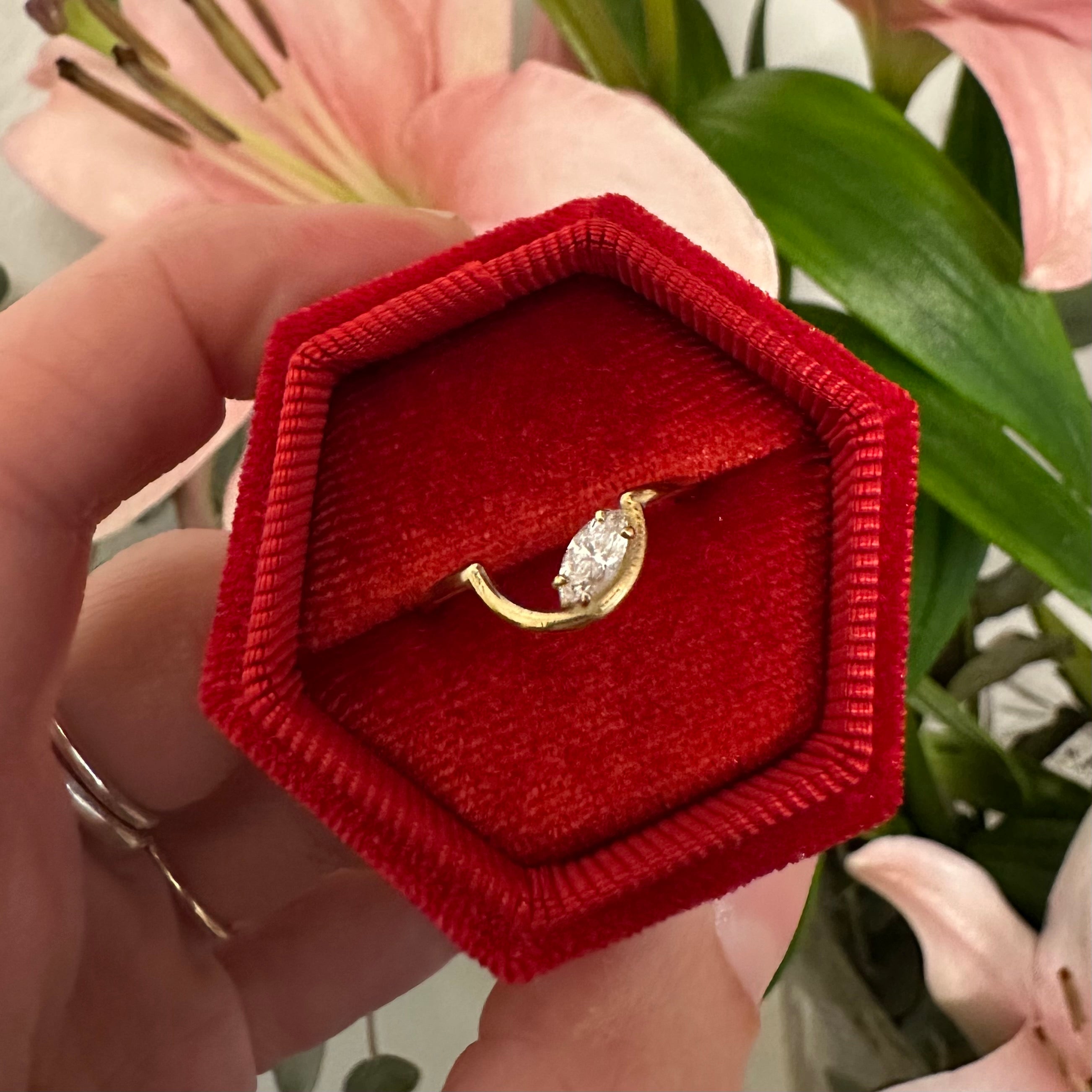 Δαχτυλίδι Μονόπετρο με Διαμάντι με καμπύλη