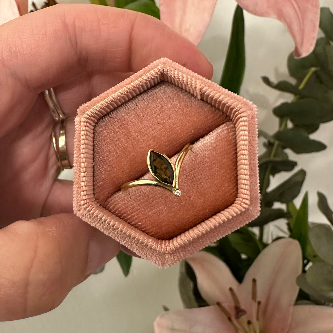 Marquise Olive Green Tourmaline and Diamond Ring 9 karats Gold