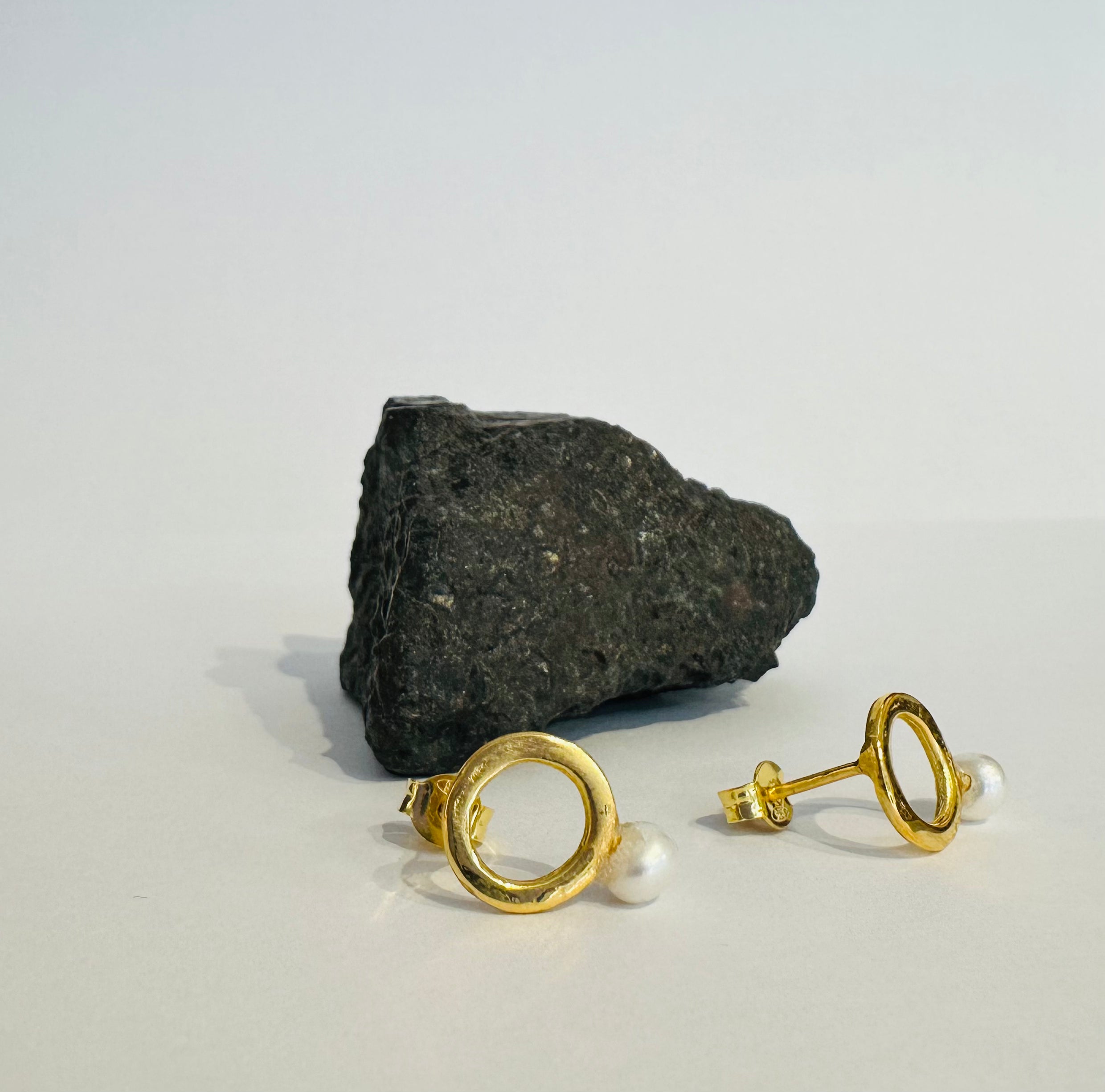 Simplicity Circle with Pearl Stud Earrings