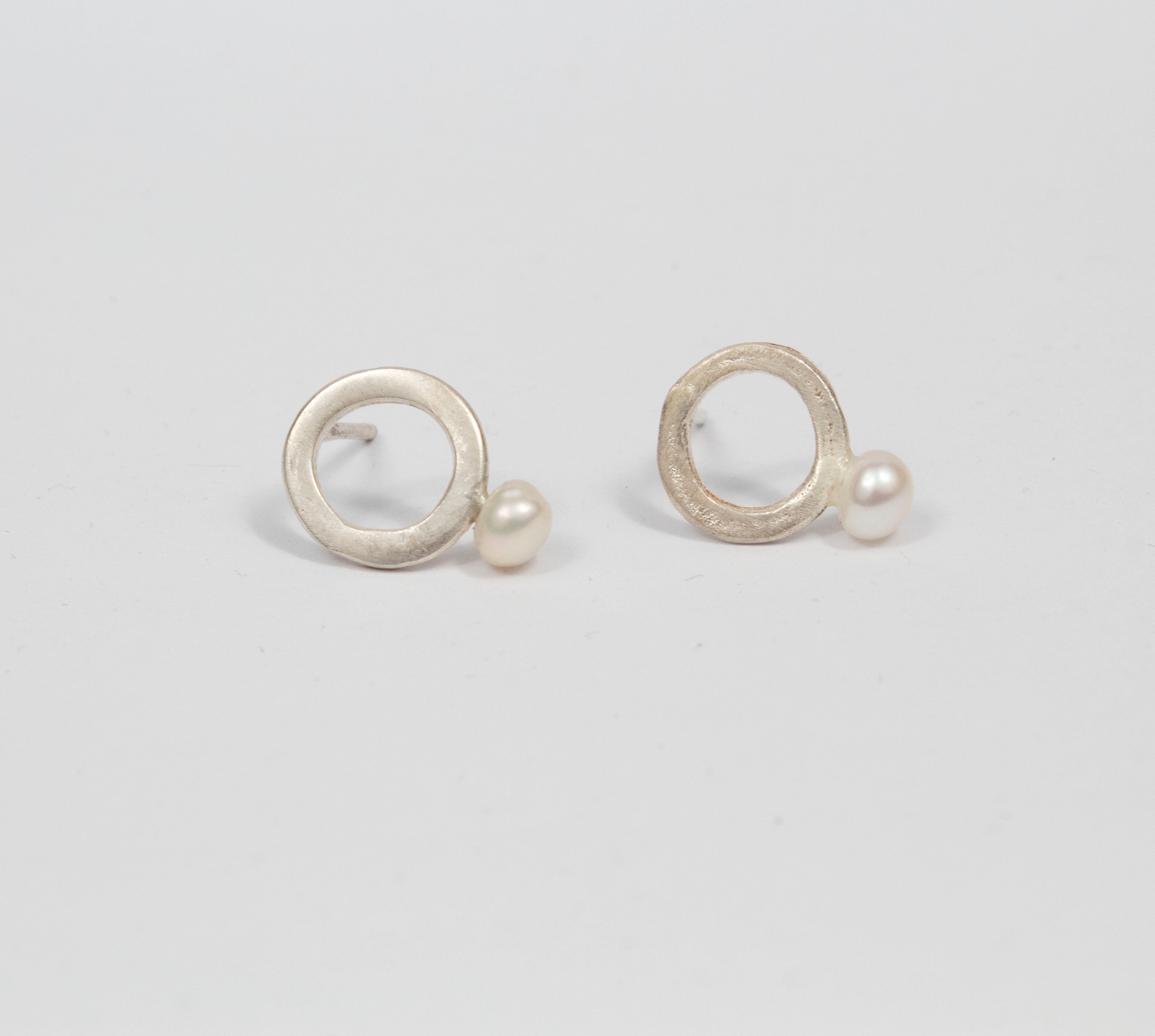 Simplicity Circle with Pearl Stud Earrings