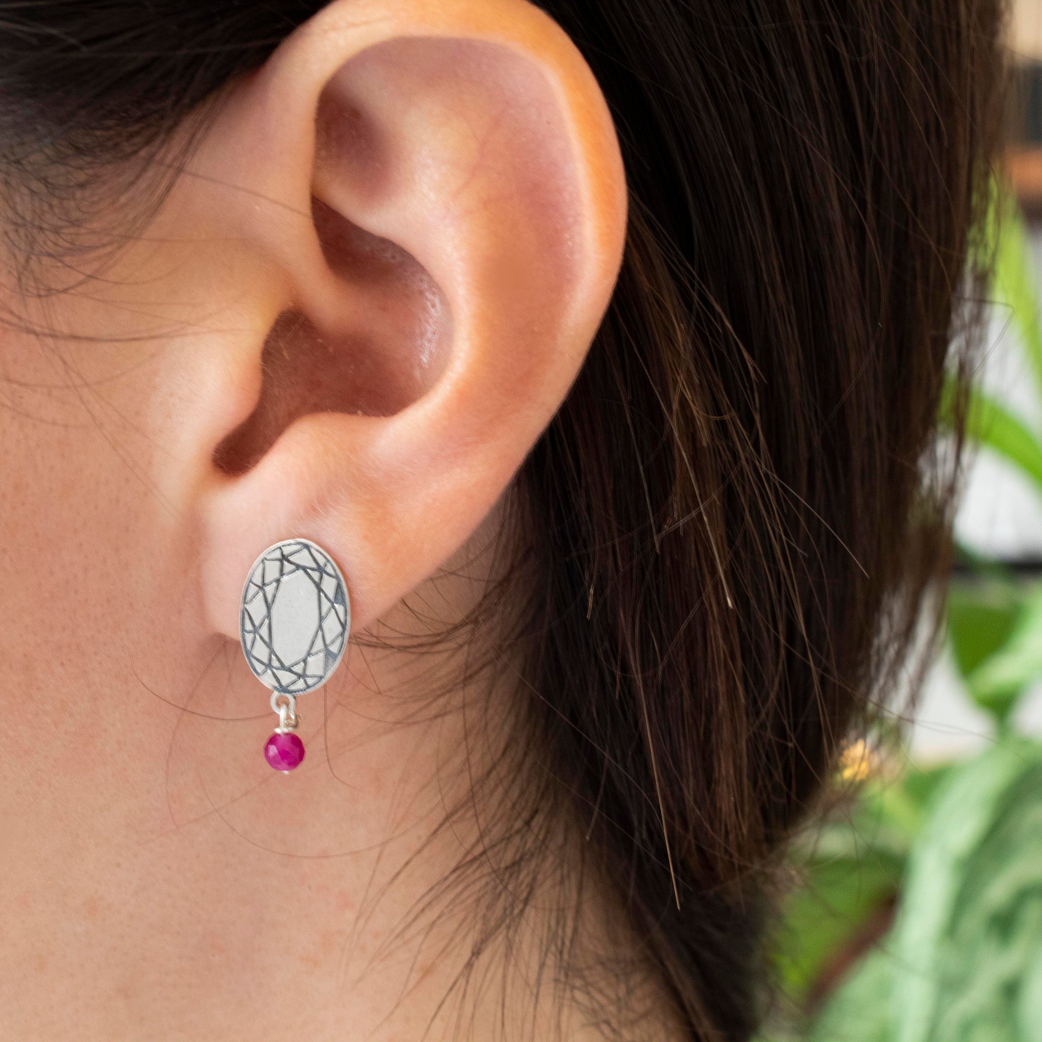 oval skoulariki me xarakseis kai ruby