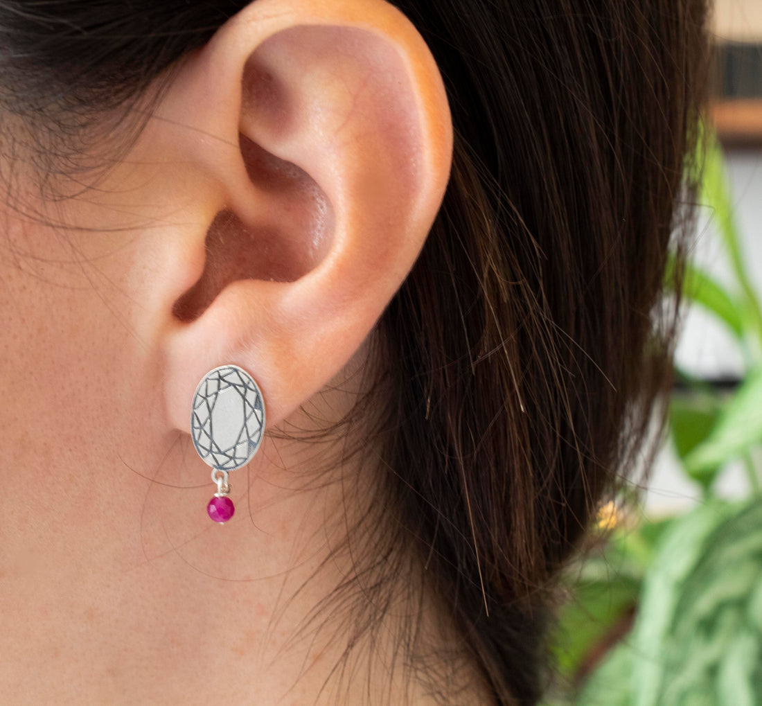 oval skoulariki me xarakseis kai ruby