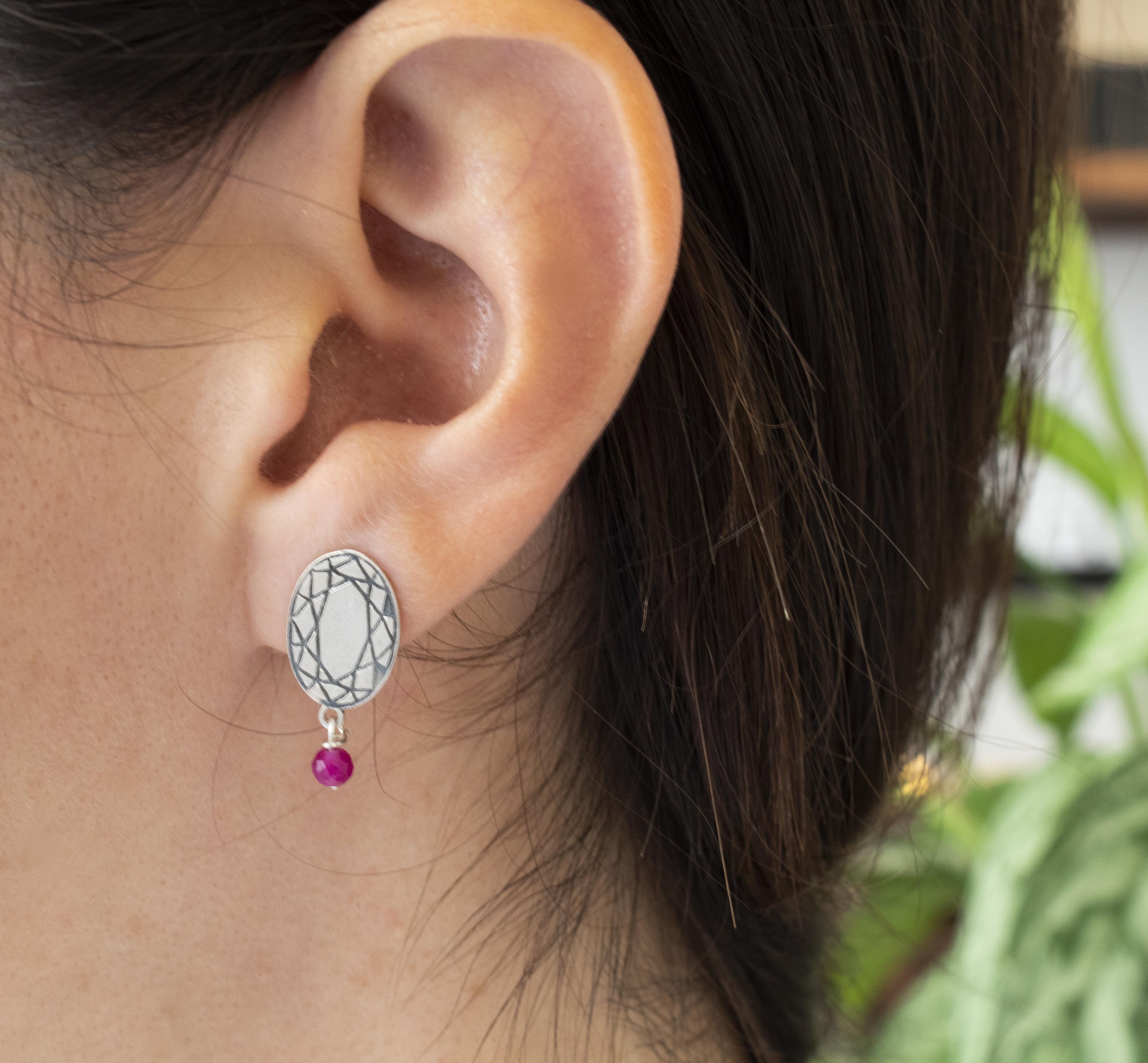 oval skoulariki me xarakseis kai ruby