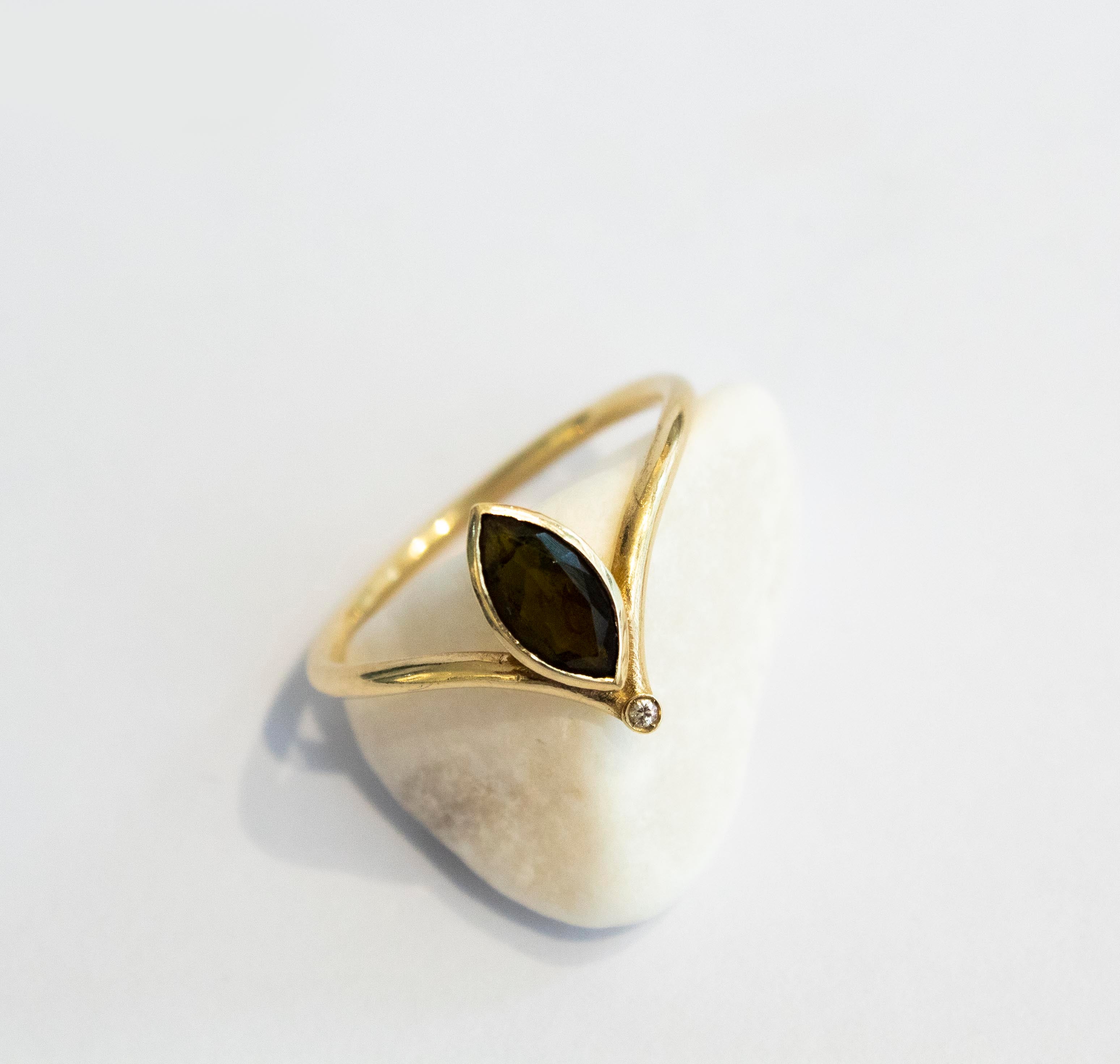 Marquise Olive Green Tourmaline and Diamond Ring 9 karats Gold