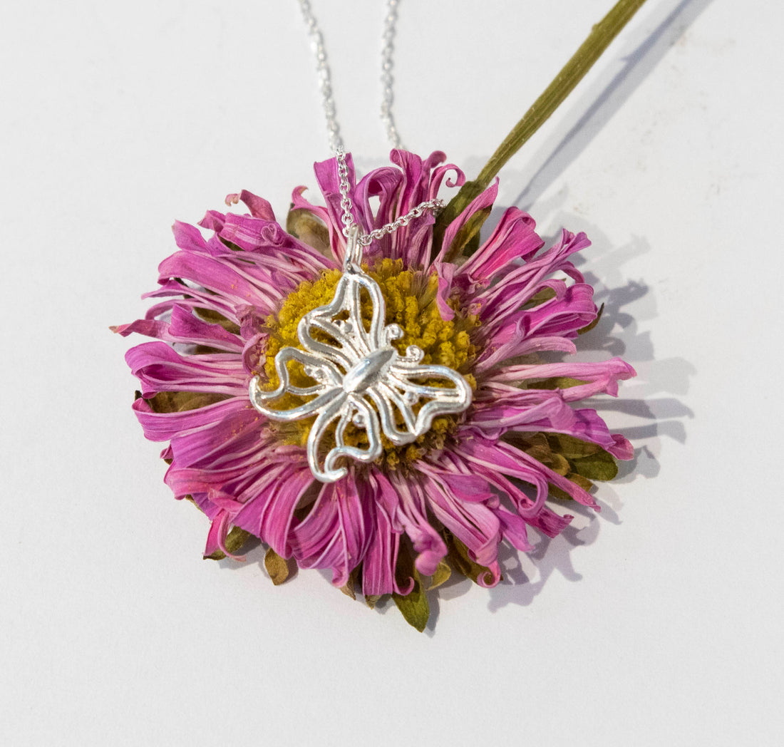 Butterfly Small Curved Chain Necklace