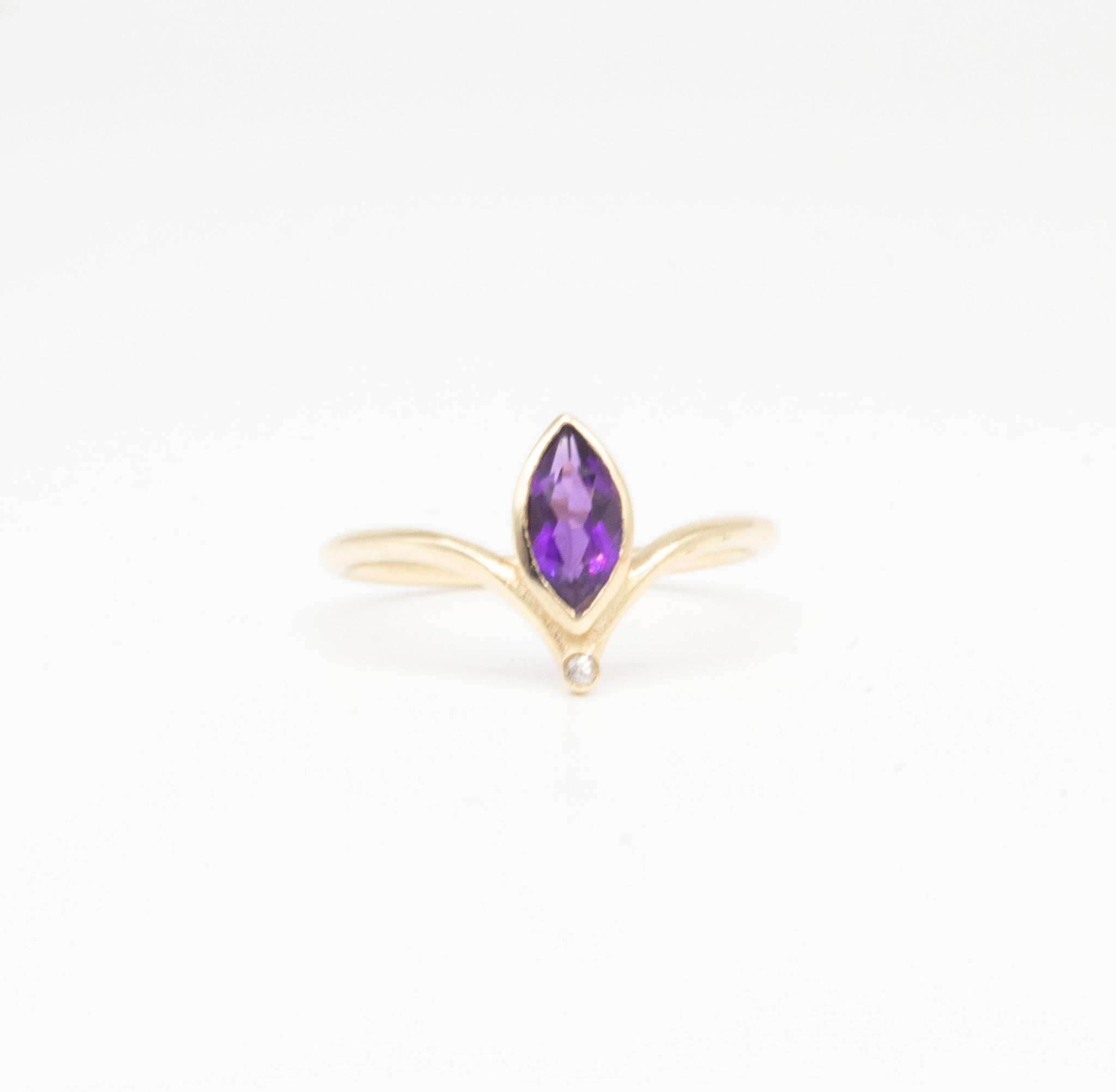 Marquise Amethyst and Diamond Ring 9 karats Gold