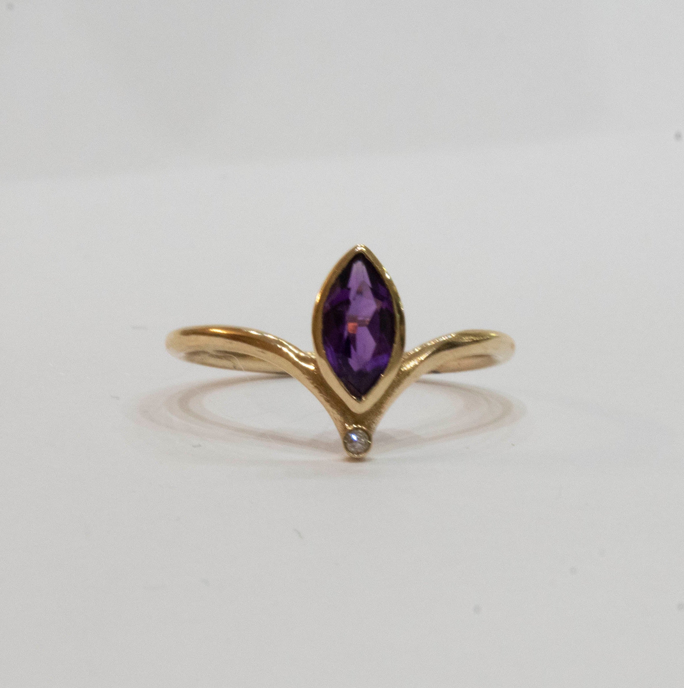 Marquise Amethyst and Diamond Ring 9 karats Gold