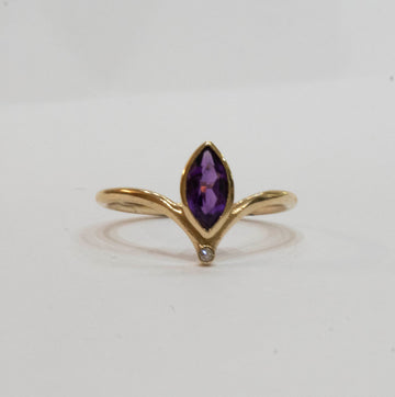 Marquise Amethyst and Diamond Ring 9 karats Gold