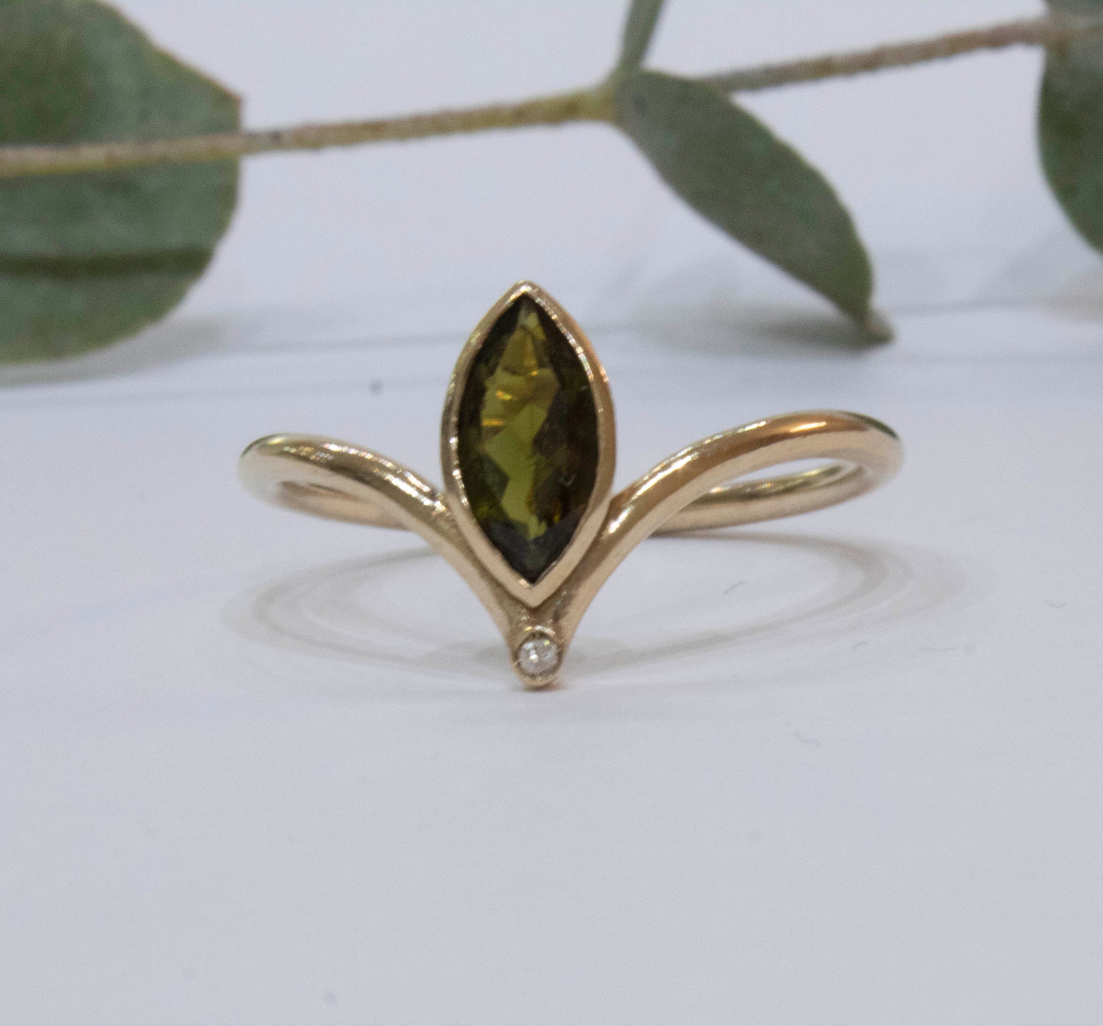 Δαχτυλίδι Marquise με τουρμαλίνη σε πράσινο χρώμα και διαμάντι σε χρυσό 9 καρατίων