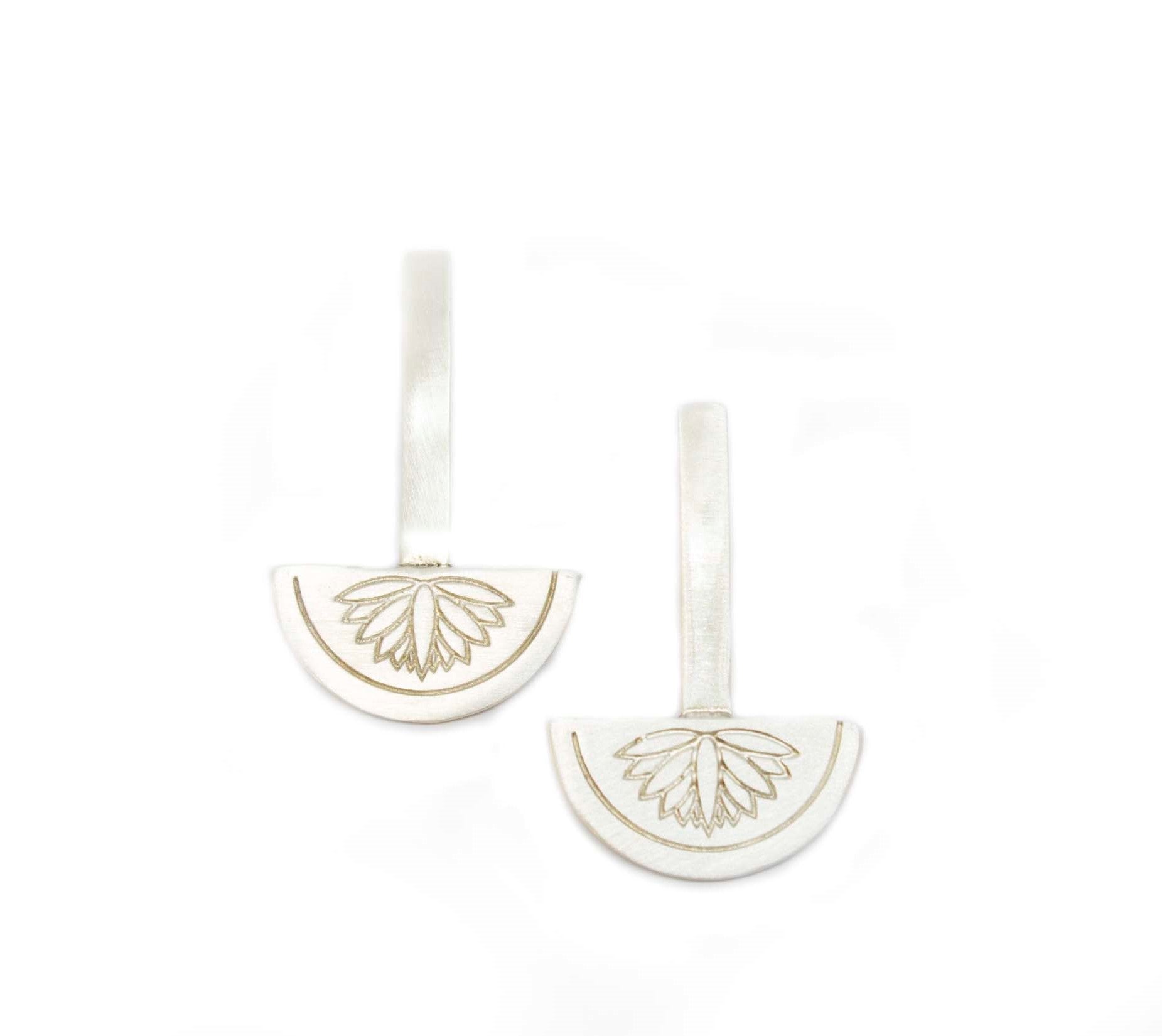  asimenio makri skoulariki me geometriko motif