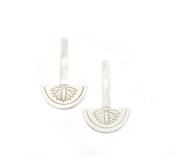  asimenio makri skoulariki me geometriko motif