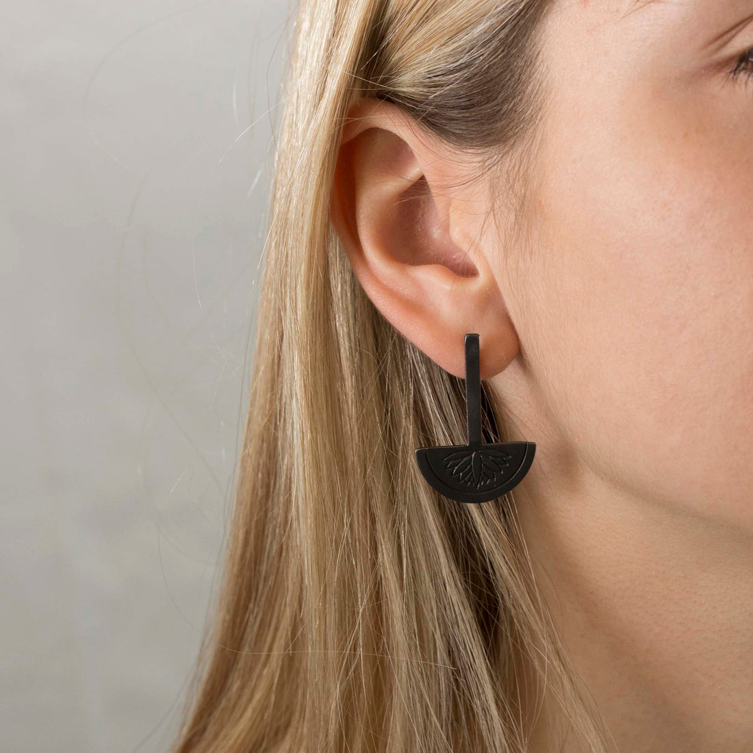  asimenio makri skoulariki me geometriko motif