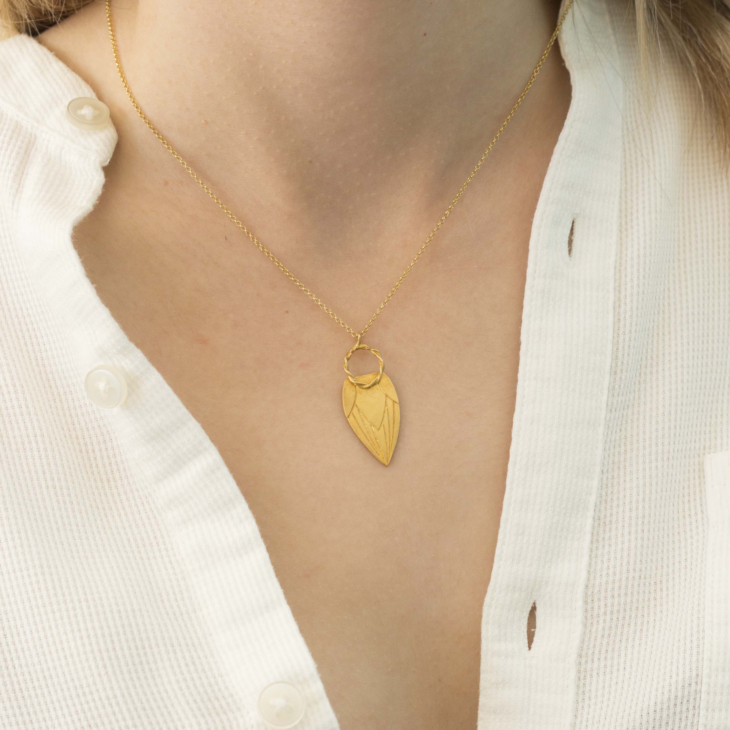 Retro Lotus Circle with a Tulip Necklace