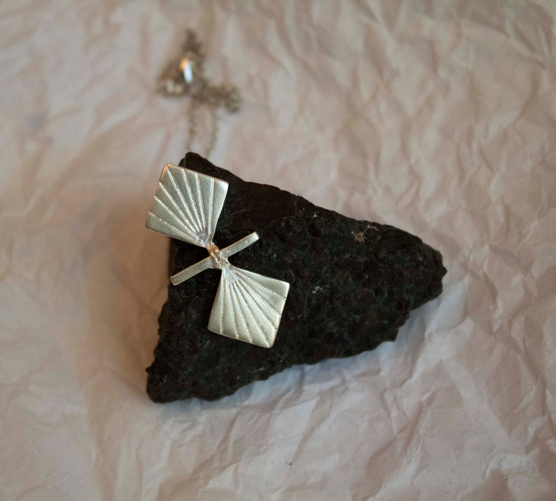 epixruso idiaitero minimal geometriko kolie me alisida